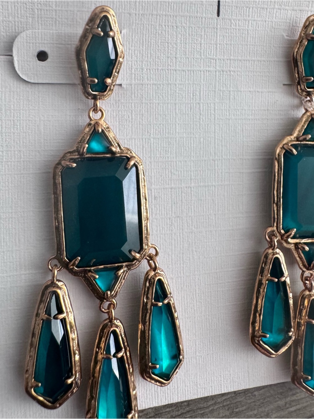 DISNEY X KENDRA SCOTT SNOW WHITE THE QUEEN VINTAGE GOLD GREEN STATEMENT EARRINGS - Picture 3 of 6